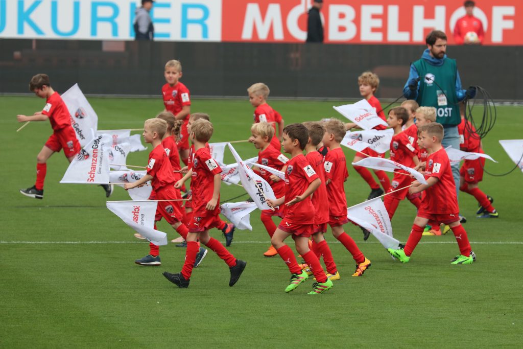 Kühbacher Junioren als Einlaufkinder beim FC Ingolstadt