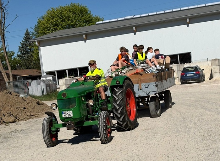 Papiersammlung Traktor 1